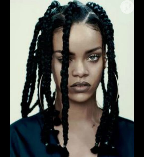A cantora Rihanna investiu nas tranças boxeadoras por todo o comprimento dos cabelos e publicou a foto em seu perfil do Instagram
