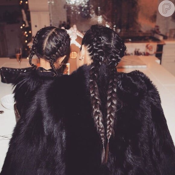 Ainda morena, Kim Kardashian publicou uma foto em seu Instagram exibindo suas tranças boxeadoras superlongas ao lado de sua filha North West. A partir a tendência começou a ser investida por outras famosas