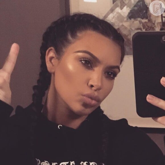A socialite Kim Kardashian deu início a tendência das tranças boxeadoras em 2015