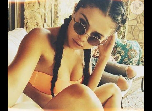 Selena Gomez foi mais uma das famosas a se render ao penteado. Em um dia de sol, a cantora fez as tranças boxeadoras em seu cabelo e registrou o momento em seu Instagram