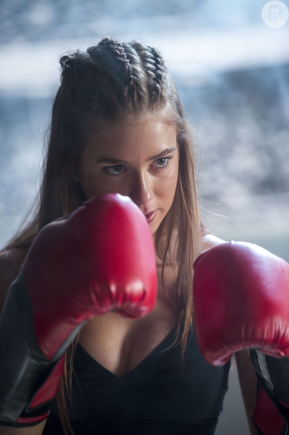 A atriz Marina Ruy Barbosa adotou a tendência das tranças boxeadoras para um episódio como Eliza na novela 'Totalmente Demais'