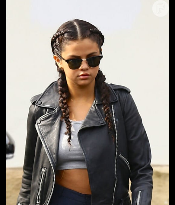 Selena Gomez foi mais uma das famosas a se render ao penteado e apostou no modelo tradicional