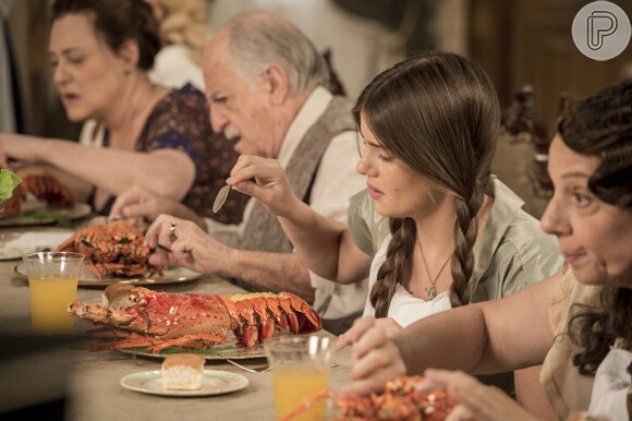 Sandra (Flávia Alessandra) manda servir lagosta para espantar os caipiras, na novela 'Êta Mundo Bom!'