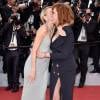 Susan Sarandon quase mostra demais ao abraçar Naomi Watts no Festival de Cannes