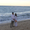 Preta Gil posa na praia com o marido, Rodrigo Godoy, antes de renovar os votos do casamento