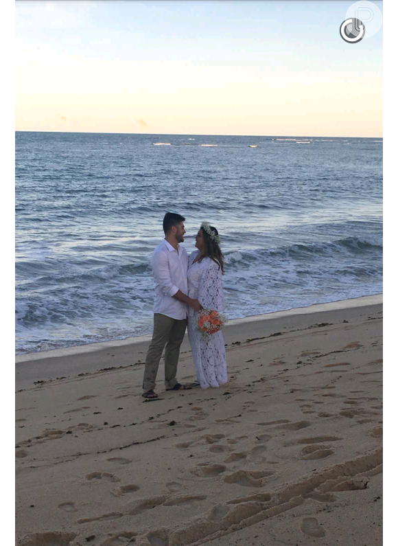 Preta Gil posa na praia com o marido, Rodrigo Godoy, antes de renovar os votos do casamento