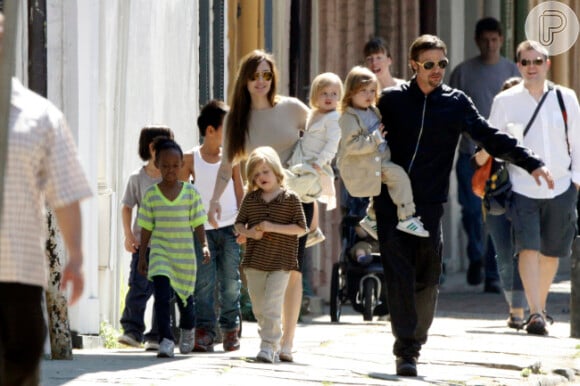 No acordo pré-nupcial de Angelina Jolie e Brad Pitt, caso eles se separem, terão a guarda compartilhada dos seis filhos