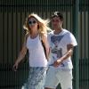 Bruno Gagliasso e Giovanna Ewbank caminham juntos no Rio. Ator está sem barca e com cabelos cortados