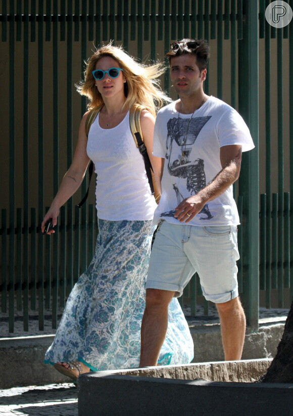 Bruno Gagliasso e Giovanna Ewbank caminham juntos no Rio. Ator está sem barca e com cabelos cortados