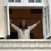 Steven Tyler acenou para os fãs na tarde desta quinta-feira, 17 de outubro de 2013, da janela de seu quarto no Copacabana Palace