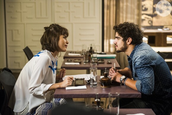 Enquanto Silvia (Carol Castro) e Guto (Márcio Garcia) transam no motel, Patrícia (Maria Casadevall) resiste a Michel (Caio Castro), no bar dos médicos, em cena de 'Amor à Vida'