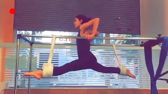 Bruna Marquezine exibe boa forma e elasticidade em aula de pilates. Veja vídeo!