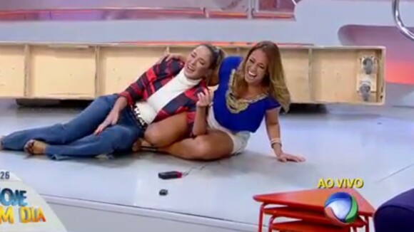 Ticiane Pinheiro perde o equilíbrio, cai e derruba cenário durante dança na TV