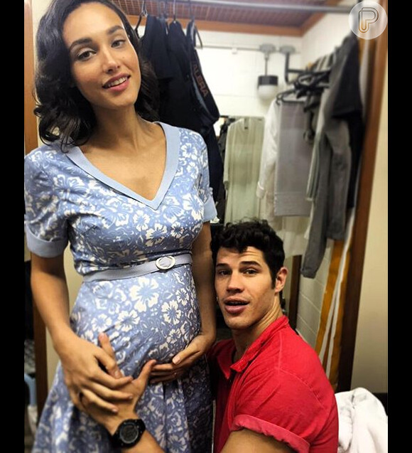 Débora Nascimento posa com barriga falsa de gravidez e é tietada pelo marido, José Loreto nesta quarta-feira, dia 18 de maio de 2016