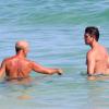 Márcio Garcia ajeita a sunga após mergulho na Praia da Barra