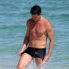 Márcio Garcia ajeita a sunga após mergulho na Praia da Barra
