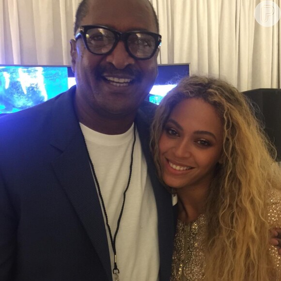Beyoncé aparece em foto com o pai, com quem havia rompido, e fãs vibram: 'Bênção'