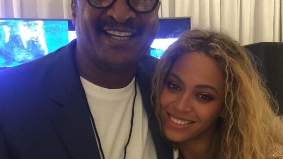 Beyoncé aparece em foto com o pai, com quem havia rompido, e fãs vibram:'Bênção'