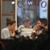 Nathalia Dill e Caio Sóh conversam dentro do restaurante