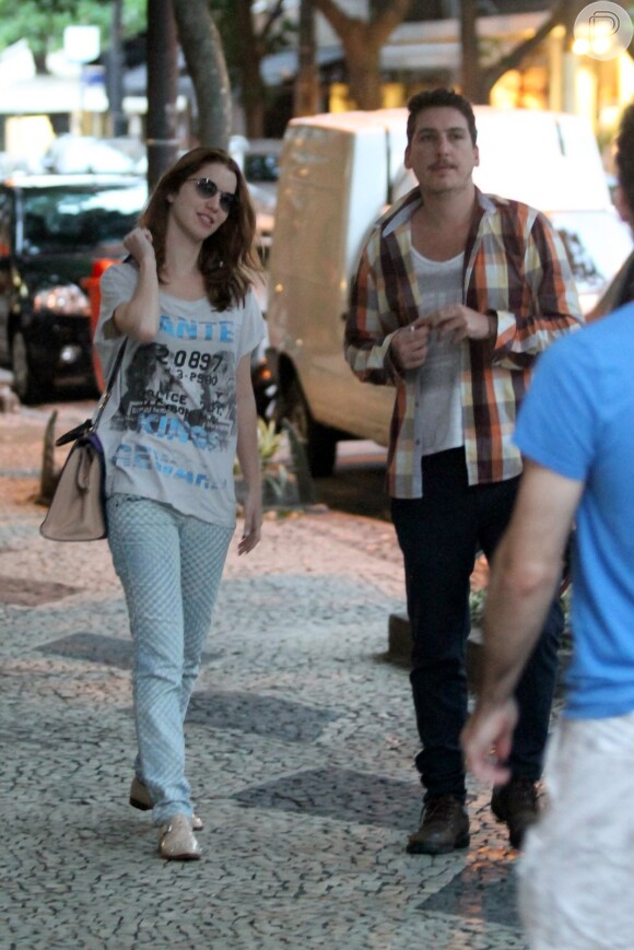 Nathalia Dill e Caio Sóh caminham pelas ruas do Leblon, na Zona Sul do Rio