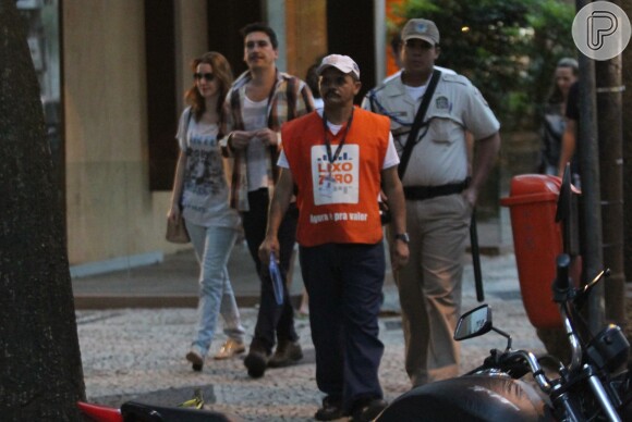 Nathalia Dill e Caio Sóh são multados por agente da Operação Lixo Zero, no Rio de Janeiro
