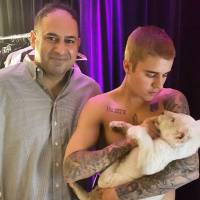 Justin Bieber dá mamadeira a filhote de leão em bastidor de show. Vídeo!