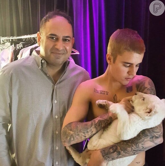 Justin Bieber conheceu um filhote de leão na quarta-feira, 18 de maio de 2016, em Toronto, no Canadá