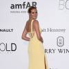 Heidi Klum apostou em um look decotado para o baile da gala da amfAR em Cannes nesta quinta-feira, dia 19 de maio de 2016