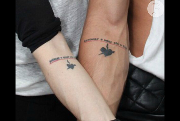 A tatuagem dos dois é uma frase da canção 'O chamado' que diz 'arriscar e amar até o fim'