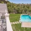 Kylie Jenner comprou mansão de R$ 21 milhões nos EUA com 2 mil m², belo paisagismo e piscina