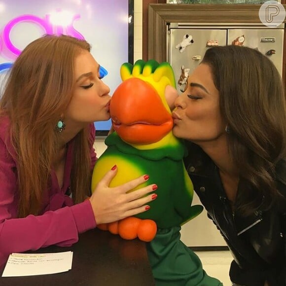 Marina Ruy Barbosa e Juliana Paes posam beijando o mascote do 'Mais Você', Louro José