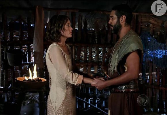 Leila (Juliana Didone) se apaixonou por Gahiji (Fernando Sampaio) no acampamento hebreu, na novela 'Os Dez Mandamentos - Nova Temporada'