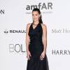 Bella Hadid apostou em um longo Dior bem comportado no tapete vermelho do baile de gala amfAR em Cannes