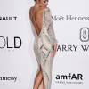 Com amplo decote nas costas, Paris Hilton brilhou no tapete vermelho do baile de gala amfAR