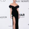 A modelo Karlie Kloss usou um vestido preto Marchesa e joias Chopard no tapete vermelho do baile de gala amfAR em Cannes
