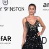 Irina Shayk vestiu um longo Miu Miu no tapete vermelho do baile amfAR em Cannes