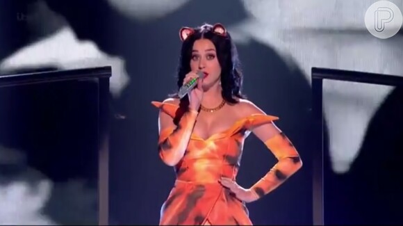 Katy Perry se apresenta de tigresa no 'The X Factor' britânico, em 20 de outubro de 2013