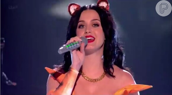 Katy Perry canta a música 'Roar' no 'The X Factor' britânico