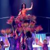 Katy Perry é levantada por bailarinos no final da apresentação