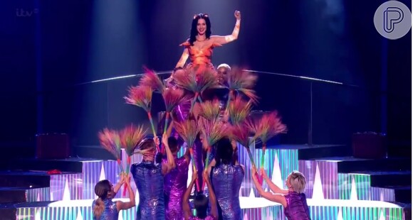 Katy Perry é levantada por bailarinos no final da apresentação