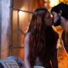 Eliza (Marina Ruy Barbosa) e Jonatas (Felipe Simas) se beijaram pela primeira vez no cinema abandonado, na novela 'Totalmente Demais'