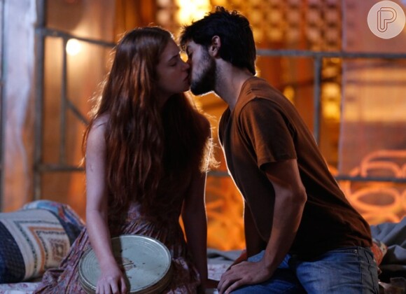 Eliza (Marina Ruy Barbosa) e Jonatas (Felipe Simas) se beijaram pela primeira vez no cinema abandonado, na novela 'Totalmente Demais'