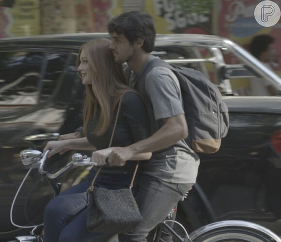 Depois do fim do namoro de Eliza (Marina Ruy Barbosa) com Arthur (Fábio Assunção), ela e Jonatas (Felipe Simas) se reaproximaram, na novela 'Totalmente Demais'