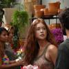 Jonatas (Felipe Simas) levou Eliza (Marina Ruy Barbosa) para morar com ele num cinema abandonado e a ensinou a vender flores, na novela 'Totalmente Demais'