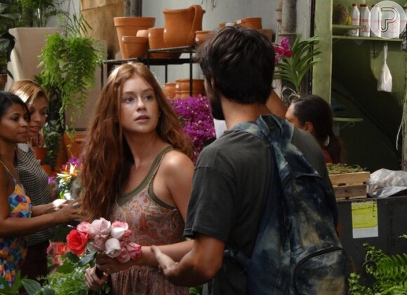 Jonatas (Felipe Simas) levou Eliza (Marina Ruy Barbosa) para morar com ele num cinema abandonado e a ensinou a vender flores, na novela 'Totalmente Demais'