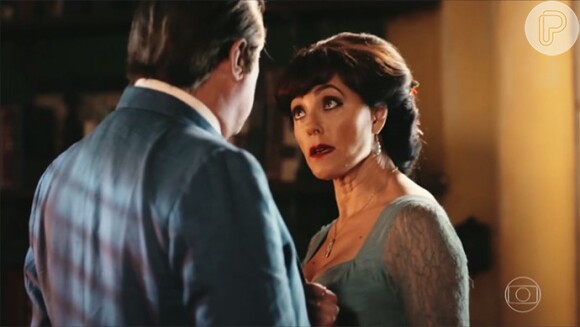 Iolanda (Christiane Torloni) tenta impedir Afrânio (Antonio Fagundes) de atirar em Martim (Lee Taylor), na novela 'Velho Chico'