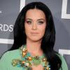 Katy Perry chamou de 'conspirações' os boatos de traição envolvendo seu namorado, Orlando Bloom, e Selena Gomez