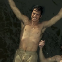 Público reage a cena de Mateus Solano nadando em 'Liberdade': 'Zíper aberto?'