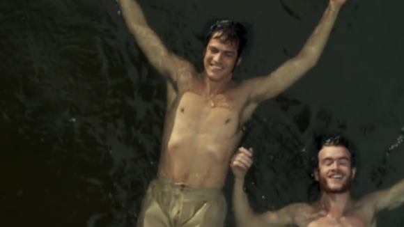 Público reage a cena de Mateus Solano nadando em 'Liberdade': 'Zíper aberto?'