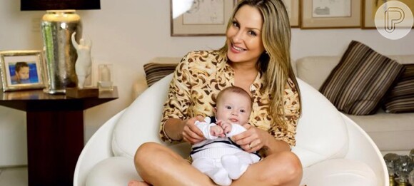 Claudia Leitte com Rafael no colo. O menino nasceu em agosto de 2012